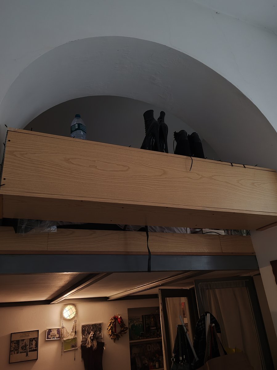 Soppalco di Secret Courtyard Milano prima della ristrutturazione, con struttura datata